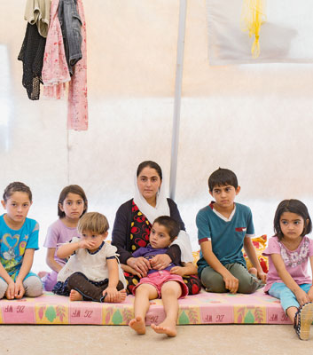 Nazrin Iljaz lebt mit ihren sieben Kindern im Flüchtlingslager Shariya in Dohuk im Nordirak. Dort sind sie gut versorgt. Auch ihre seelische Gesundung wird gefördert.