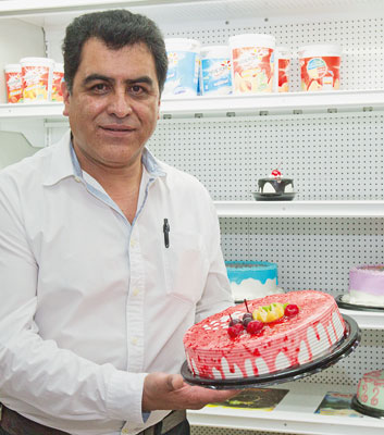 As in many shops in Mexico, Salvador Morales’ cakes were displayed in energywasting open refrigerated display cabinets until now.