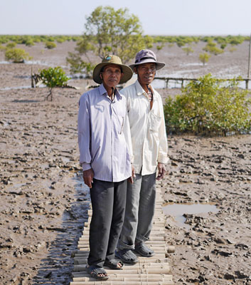 A fair deal – Farmers Thach Soal (left) and Duong Mienh are both custodians and beneficiaries of the mangrove forest.
