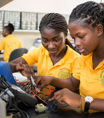 Angehende Expertinnen für Elektronik: Jacqueline Asiedu (r.) und ihre Freundin Hilda Sam in der Berufsschule in Accra.