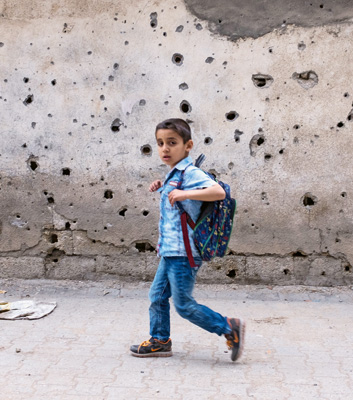 Schools in the midst of conflict: for many children like this young boy in Cizre on the Turkish-Syrian border, war is, sadly, part of daily life. (Photo: Eugenio Grosso/reduxredux/laif)