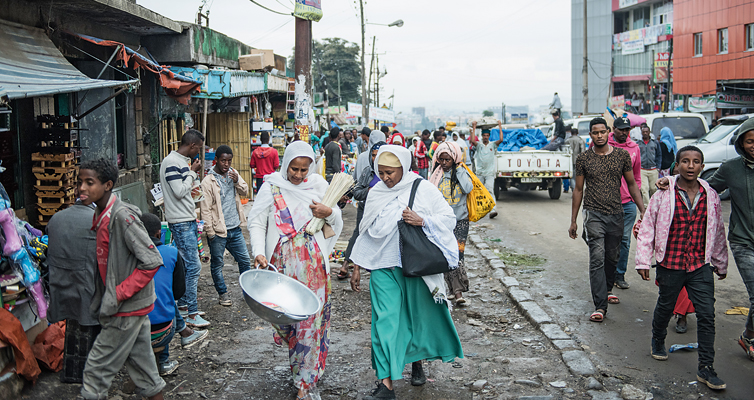 Eine Straße in Addis Abeba. Durch die neuen Jobs in der Textilbranche haben viele Frauen erstmals ein geregeltes Einkommen.