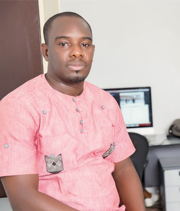 Aristide Bitomo (37) ist Finanz- und Verwaltungsleiter von Kameleo. Das Unternehmen in Abidjan mit 23 Mitarbeitern stellt Fernsehfilme für das staatliche Fernsehen und für Firmen her.