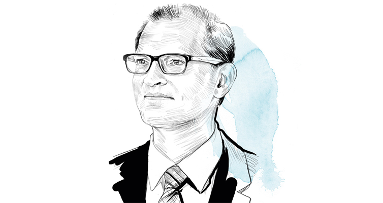 Die Zeichnung zeigt Thorsten Giehler, den GIZ-Landesdirektor in China, in Seitenansicht mit einem ernsten Blick. Er trägt eine Brille, hat kurze Haare und ist in einen Anzug mit Krawatte gekleidet.  Im Hintergrund setzt ein dezenter, blassblauer Pinselstrich einen sanften Farbakzent.