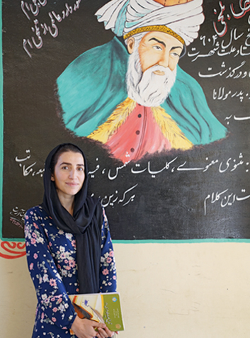 Die Literaturwissenschaftlerin Deeda Shakeb vor der Ikone der afghanischen Poesie: dem Nationaldichter Rumi. Die 29-Jährige arbeitet am Lehrerbildungsinstitut Faizabad.