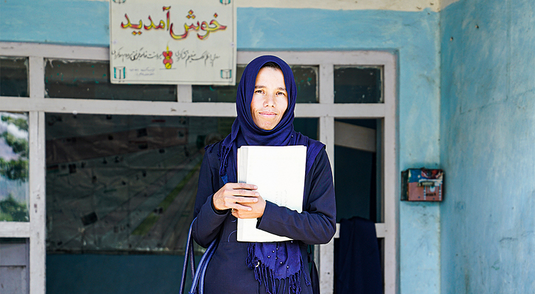Maneela Mahdi hat ihre Liebe zur Mathematik zum Beruf gemacht. Sie unterrichtet an der Mädchenschule Khairabad in Nord-afghanistan. Ganz rechts: Bei schönem Wetter wird das Klassenzimmer ins Freie verlegt.