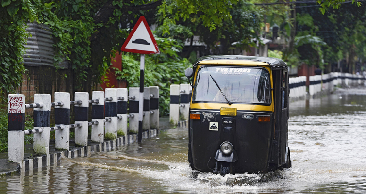 Nach Regenfällen sind die Straßen der indischen Stadt regelmäßig überflutet.