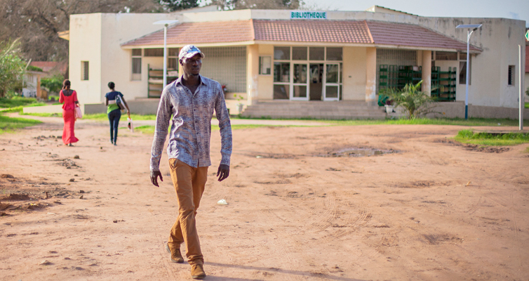 Omar Kata Faye am Eingang der Universität Ziguinchor