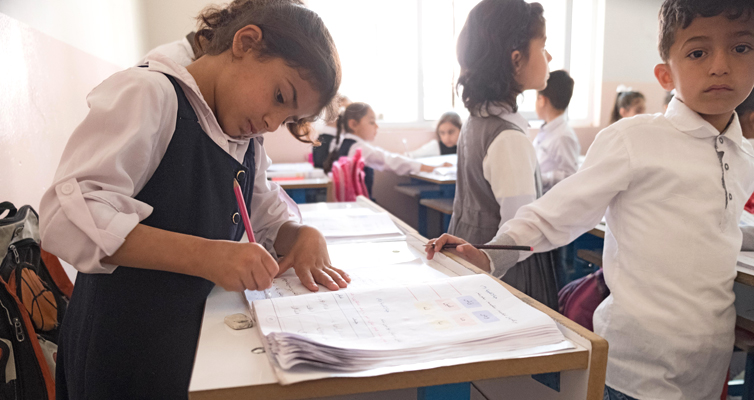 Gemeinsam mit irakischen Mädchen und Jungen lernen Flüchtlingskinder in der Grundschule.
