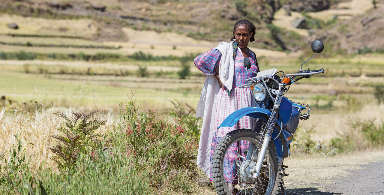 Frau mit Weitblick – Aberehech Tesfay hat statt drei heute 50 Hühner und will ihre Farm noch weiter vergrößern.