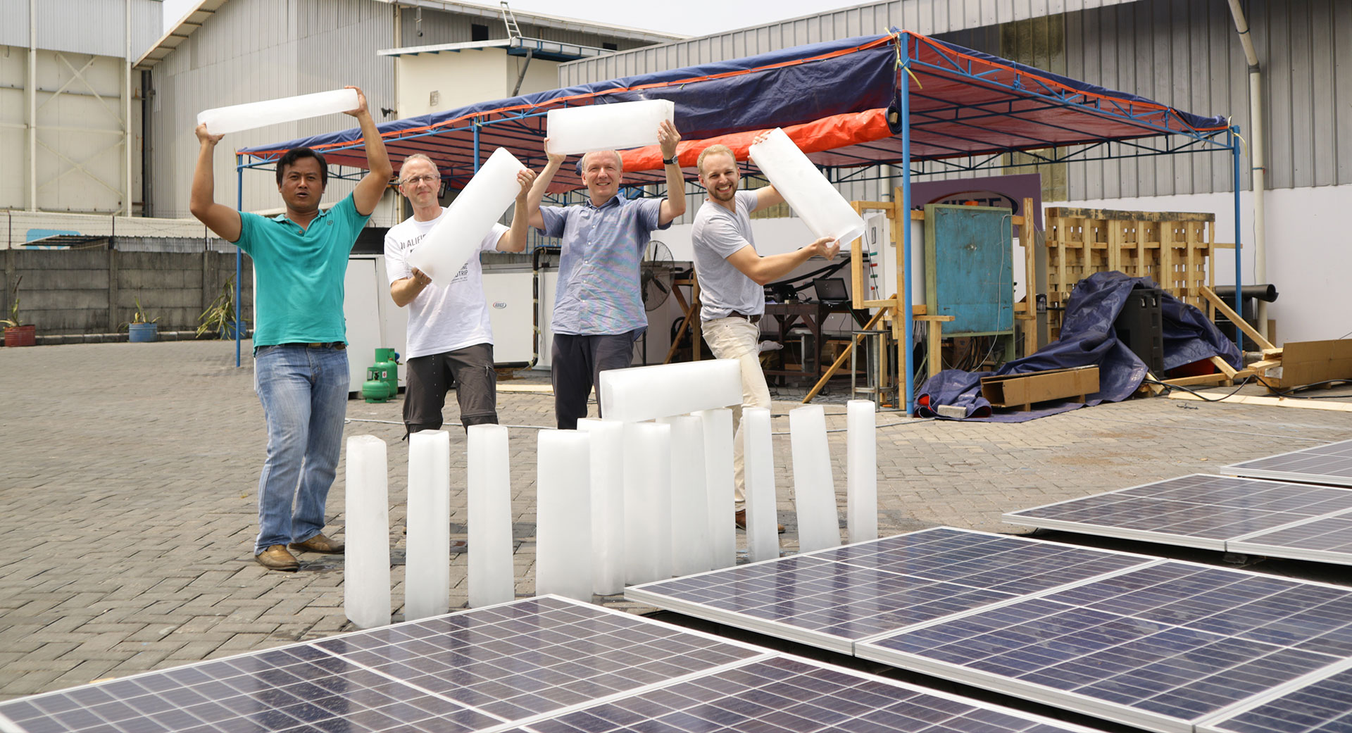 Trotz vieler Hürden während der Corona-Pandemie, haben alle unermüdlich daran gearbeitet, dass in Sulamu 2022 der erste Solar Ice Maker dieser indonesisch-deutscher Kooperation an den Start geht. 