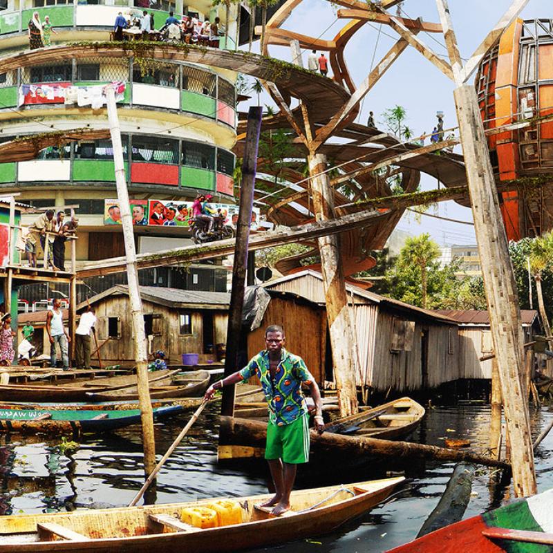 Ein Mann mittleren Alters in traditioneller Kleidung steht auf einem Kanu in einer urbanen Wasserlandschaft in Lago. Im Hintergrund sind hohe, runde Häuser, die wie Bäume aussehen, zu sehen. Die Szene ist reich an Details und Farben und zeigt eine lebendige Gemeinschaft, die sich an das Leben auf dem Wasser angepasst hat. 