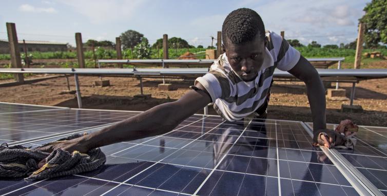 Die Eismaschine wird mit Solarenergie betrieben. Youssoufa Diouf reinigt die Solarpaneele jeden Morgen vor Sonnenaufgang