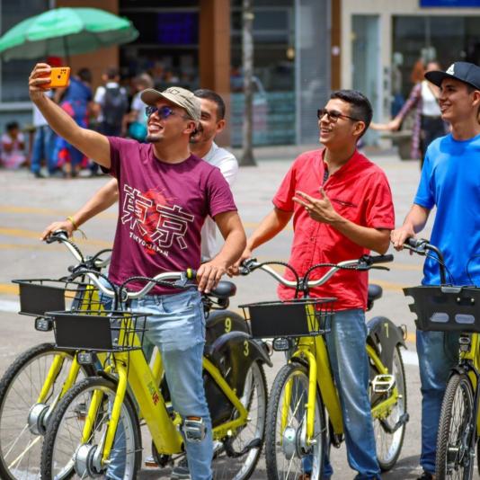 Vier Männer auf dem Fahrrad nehmen ein Selfie auf.