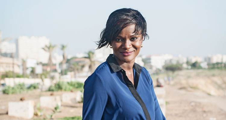 PR-Expertin im Senegal: Mbissine Diouf (Foto: Sylvain Cherkaoui/Cosmos)