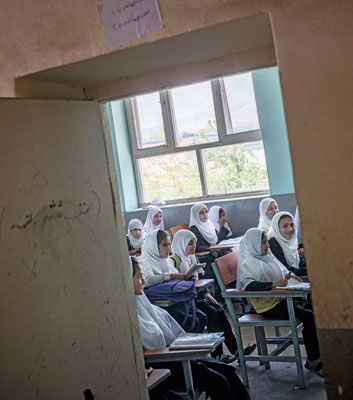 Vor allem Mädchen ist der Zugang zu Bildung häufig noch erschwert. In Afghanistan wird er nach der Herrschaft der Taliban nur allmählich wieder möglich. (Foto: Sergey Ponomarev/laif)