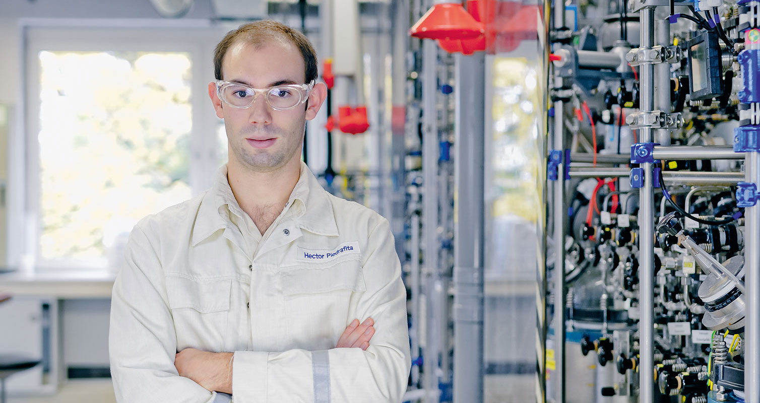 Die Zukunft im Blick: Auf der Suche nach einer beruflichen Perspektive hat Héctor Piedrafita seine Heimat verlassen und ist nach Deutschland gezogen. Nun macht er eine Ausbildung bei der Firma Merck. (Foto: Dirk Ostermeier)