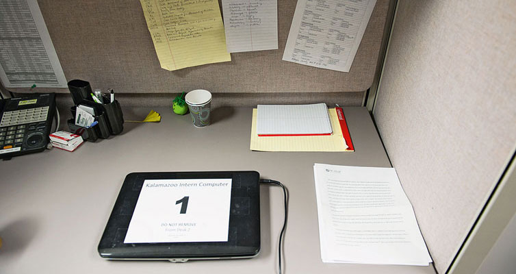 Der winzige Schreibtisch, mit Notizzetteln für die vielen Abkürzungen aus der sozialen Arbeit in den USA.