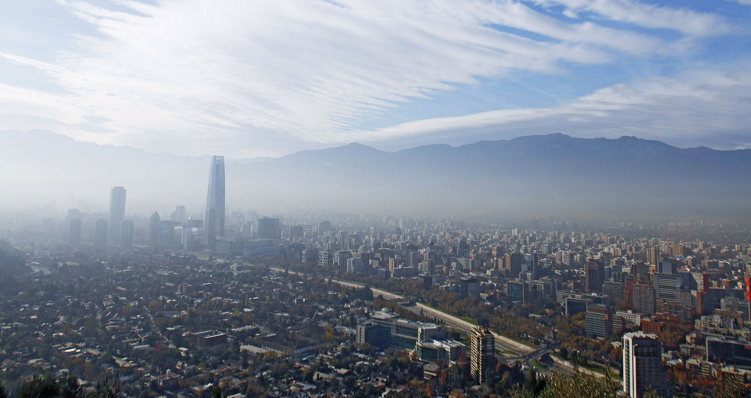In vielen Städten ist die Luftverschmutzung sicht- und spürbar; sie leiden, wie Santiago de Chile, regelmäßig unter Smog. (Foto: dpa/Sebastian Silva)"