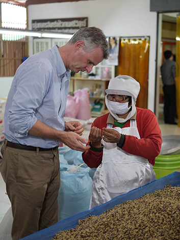 Der ehrenamtliche Berater Sven Sievers macht sich bei der Reisinitiative ein Bild von Anbau und Weiterverarbeitung.