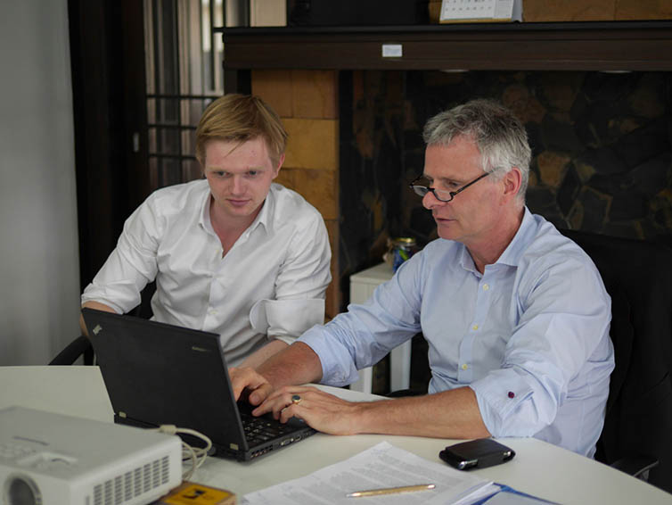 Die Fachleute Sven Sievers (rechts) und Karolis Verseckas entwickeln für die Landwirte in Thailand ein Finanzierungsmodell.