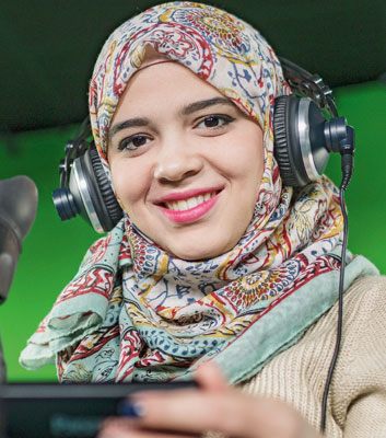 In ihrem Element: Wafa Mohammed Ziada ist mittlerweile ein Profi hinter der Filmkamera. Offensichtlich hat sie auch Spaß dabei.