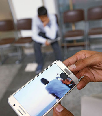 A mobile phone – a vital accessory for every refugee nowadays. With a phone, refugees can organise their journey, find a route and stay in contact with friends and family (Photo: Getty Images/Sean Gallup)