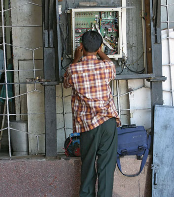 Gut verdrahtet: Zusammenschlüsse und Berufsverbände können vieles bewirken, wie bei den Elektrikern in der indischen Stadt Arni. (Foto: Imago)