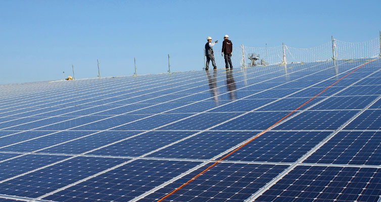 Qualifiziert und zukunftsorientiert: Die Arbeit mit erneuerbaren Energien erfordert spezielle Kenntnisse. Mehr Experten werden dringend gebraucht. (Foto: Getty Images/Jacques Loic)