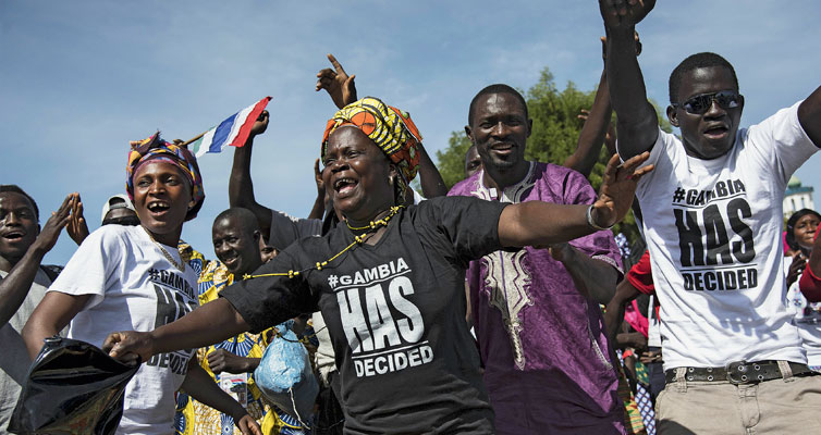 Kämpferisches Afrika: Gambia hat seinen langjährigen Präsidenten Yahya Jammeh abgewählt und aus dem Amt getrieben. (Foto: Getty Images/Anadolu)