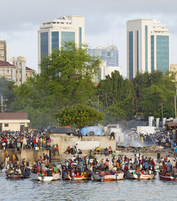 Tradition trifft Moderne: Tradition meets the modern world: fishing boats against the skyline of Dar es Salaam in Tanzania. (Photo: Getty Images/Collection Mix: Subjects RF)