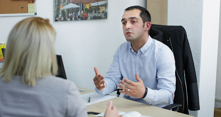 Providing advice at the return counselling centre. Experts like Korab Lekaj provide assistance with reintegration in Kosovo.