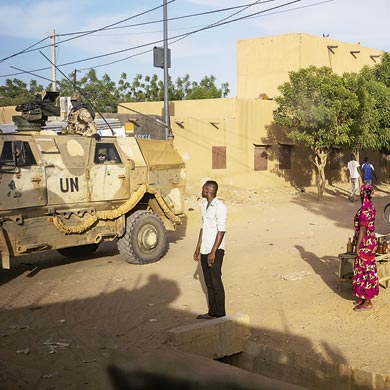 Auf staubigen Straßen außerhalb der nordöstlichen Wüstenstadt Gao patrouilliert ein gepanzertes Fahrzeug der UN-Einheiten.
