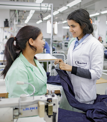 Zufrieden begutachtet Salha Dellala die Arbeit einer Schneiderin im Trainingszentrum des Textilherstellers Sartex.