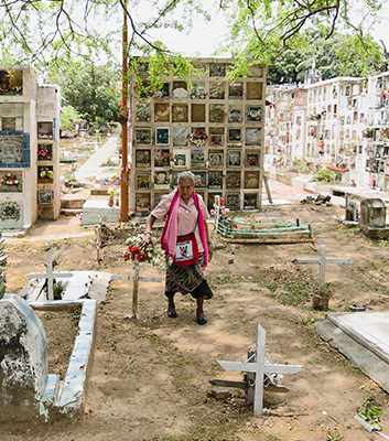 Socorro Durán auf dem Zentralfriedhof der nordkolumbianischen Stadt Cúcuta, an der Grenze zu Venezuela 