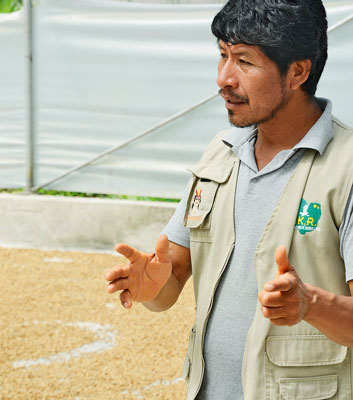 AUGUSTO SALAZAR (50) ist Kaffeebauer, Präsident und Gründer der  Genossenschaft Waylla Kuri (Grünes Gold) in der Provinzhauptstadt Tena im Amazonasbecken.