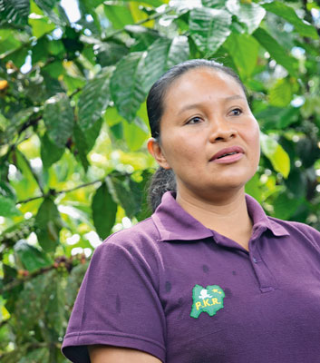 GLADYS SHIGUANGO (37) ist Präsidentin von Rukullakta, einem Dachverband von Kichwa-Gemeinden der Region Tena.