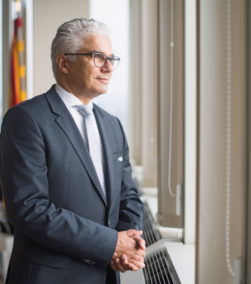 ASHOK-ALEXANDER   SRIDHARAN  grew up bilingual – his father an Indian diplomat, his mother from Bonn. A qualified lawyer, he was elected mayor of Bonn, known as the ‘Federal City’, in September 2015. Before assuming his new role, he held the position of treasurer in the neighbouring town of Königswinter.