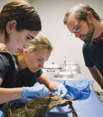 Mexican-German cooperation: (from left to right) ­Guadalupe de la Peña, Franziska Holz and Christoph Birngruber around the dissecting table in the Jalisco state Forensic Science Institute in Guadalajara.