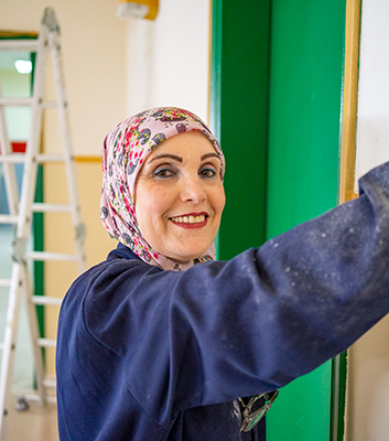 Hala Achrafi (51) ist aus Syrien geflüchtet und hat an der Berufsschule in der libanesischen Stadt Choueifat eine Qualifizierung als Innenraummalerin abgeschlossen.