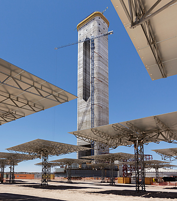 Der Turm ist das Herzstück der ersten Konzentrierten Solarenergieanlage Südamerika