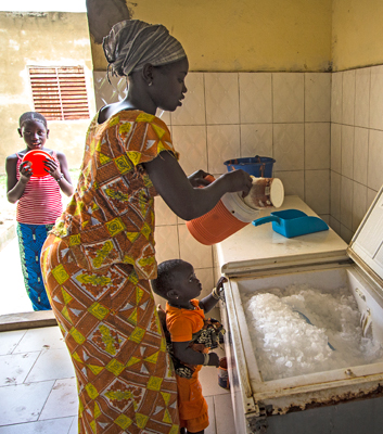 Ndeye Bineta Cissé, member of the women’s cooperative in Felane, works selling the ice in the village.