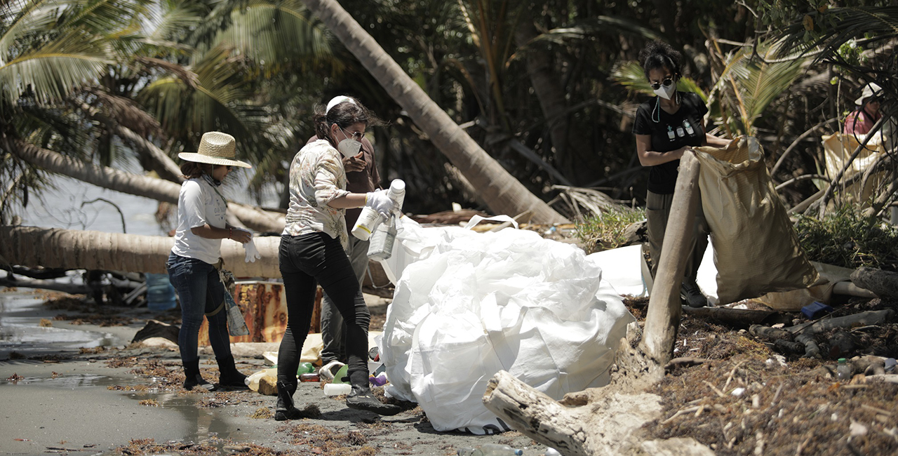 The Caribe Circular – Preventing Plastic Waste in Central America and the Caribbean Sea project has similar objectives. In the Dominican Republic, the project organised a clean-up campaign as part of Global Recycling Day in May 2021.