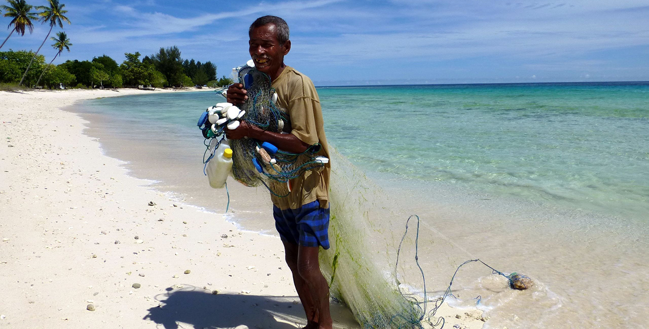 In Indonesia, the project is supported by dedicated ‘EcoRangers’. To tackle marine waste, they encourage local communities, fishers and tourists to get involved in managing waste. One focus is on switching to reusable bags, straws, cutlery and food packaging on markets.