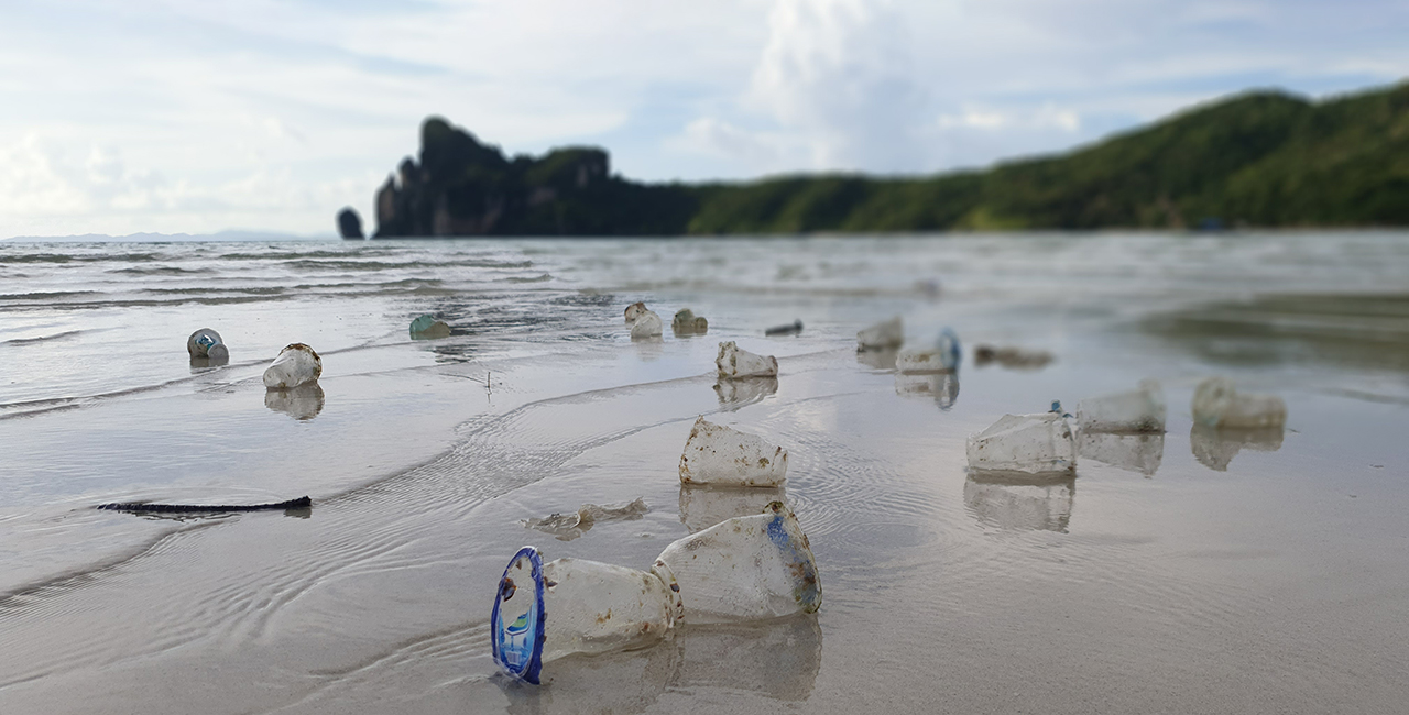 Am Strand der thailändischen Insel Koh Phi Phi arbeitet die GIZ mit lokalen Gemeinden und dem Tourismussektor zusammen, um Plastikmüll im Meer zu vermeiden und die Biodiversität zu erhalten.