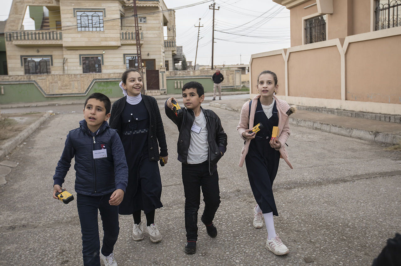 Durch die Augen der Kinder erleben die Betrachter*innen der Fotos den Alltag beim Wiederaufbau ihrer Region. In Ninewa wurden bereits 30 Schulen wiederaufgebaut, an denen mehr als 9.000 Schüler*innen unterrichtet werden. © Sebastian Backhaus
