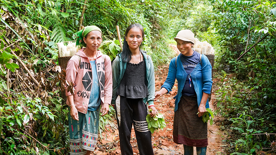 Eine Gruppe von Personen im Dschungel von Laos