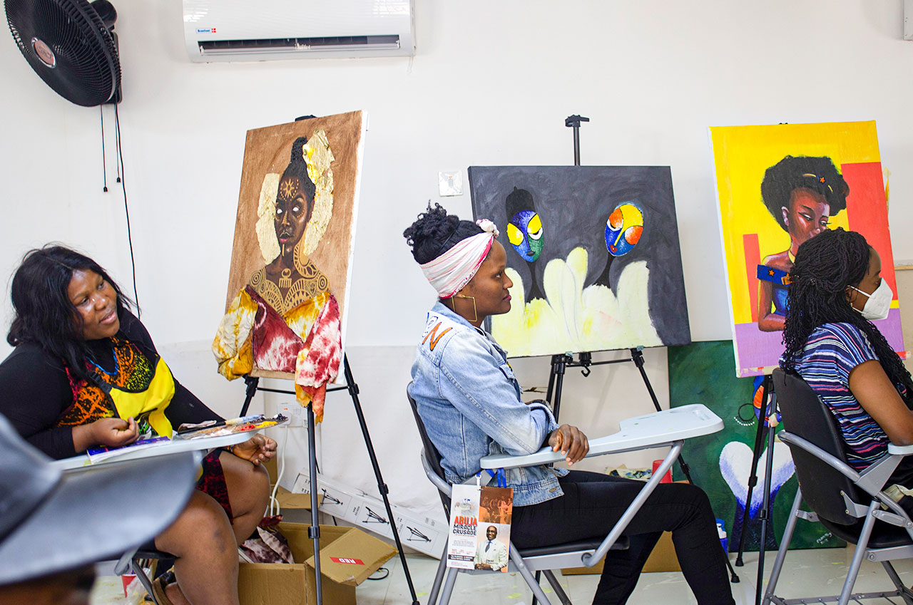 Promoting young talent is a principle that GIZ puts into action around the globe. The Nigerian-German Centre for Jobs, Migration and Reintegration organised for the second time in a row an art master class in Nigeria in collaboration with the Nike Art Gallery, one of the largest galleries in West Africa. It is supported by BMZ. 