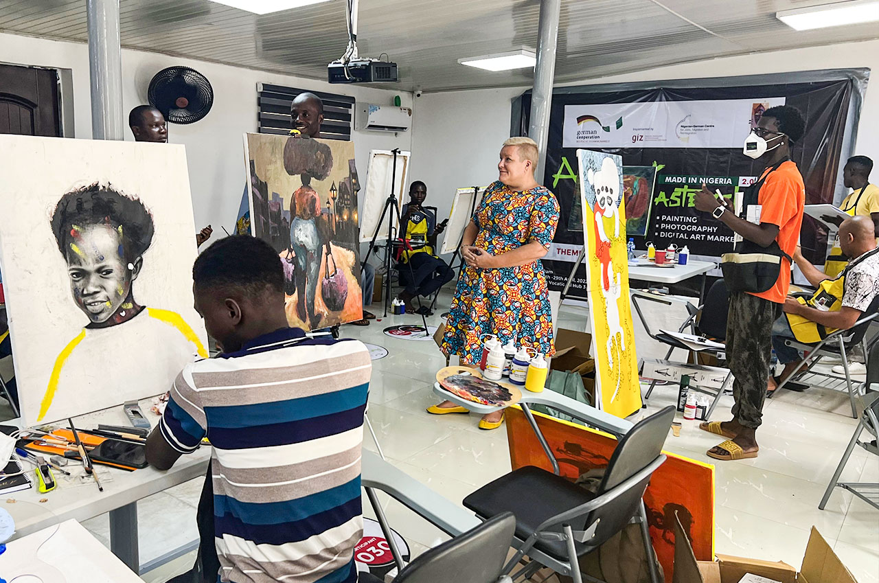 30 junge Künstlerinnen und Künstler arbeiteten mit erfahrenen Lehrern aus der lebendigen Kunstszene Nigerias zusammen