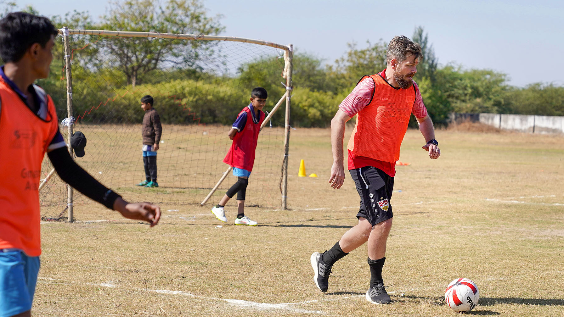 Ein paar Personen am Fußballspielen